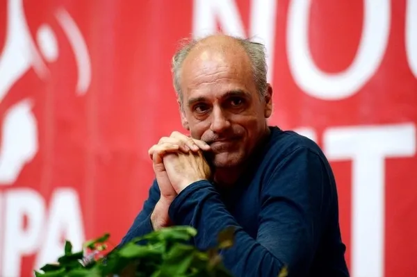 son-dakika-fransada-cumhurbaskanligi-secimi-gunu-12-aday-yarisacak-iste-dakika-dakika-fransa-cumhurbaskanligi-1649582371127.jpg SON DAKİKA: Fransa'da cumhurbaşkanlığı seçimi günü: Macron ile Marine Le Pen ikinci tura kaldı-10