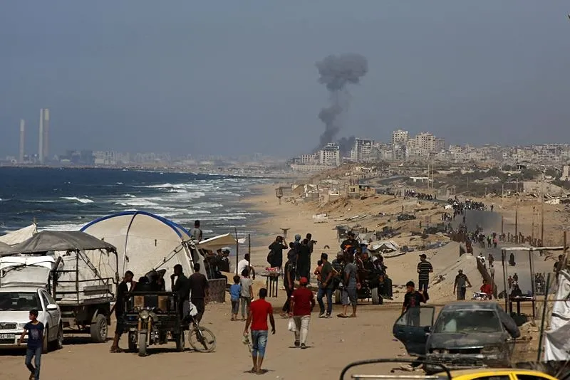 İsrail'in saldırıları sonucu Gazze kentinden yükselen dumanlar, Deyr Belah'tan görüntülendi. (AA)