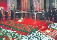 Kuzey Kore Lideri Kim Jong-un’un öldüğü iddia edildi! Tabuttaki fotoğrafı büyük ses getirdi...