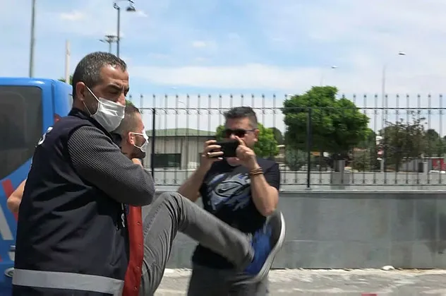 5 kişiyi alıkoyup gasp eden şüpheli, gazetecilere tekme attı!