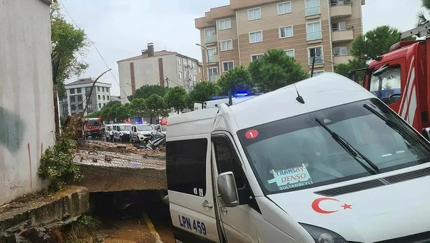 Pendik'te sağanak sonrası istinat duvarı araçların üzerine çöktü-3