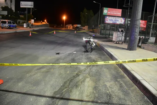 izmirde-hali-sahada-kiz-gibi-top-oynamayin-tartismasi-polis-memuru-tabancayla-bacagindan-vuruldu-1629326031321.jpg İzmir'de halı sahada 'kız gibi top oynamayın' tartışması! Polis memuru tabancayla bacağından vuruldu-8