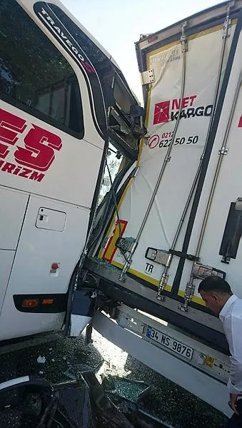 Erzincan'da feci kaza! Yolcu otobüsü tıra çarptı: Onlarca yaralı var-1