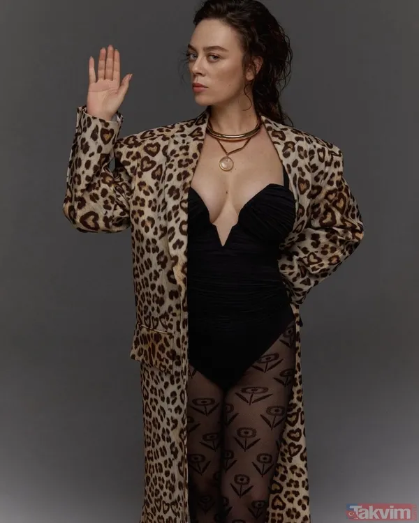 6 aylık hamile Demet Evgar’dan kına gecesi! Karnı burnunda göbek atan Demet’in son haline bakın! Sosyal medyayı salladı - 9