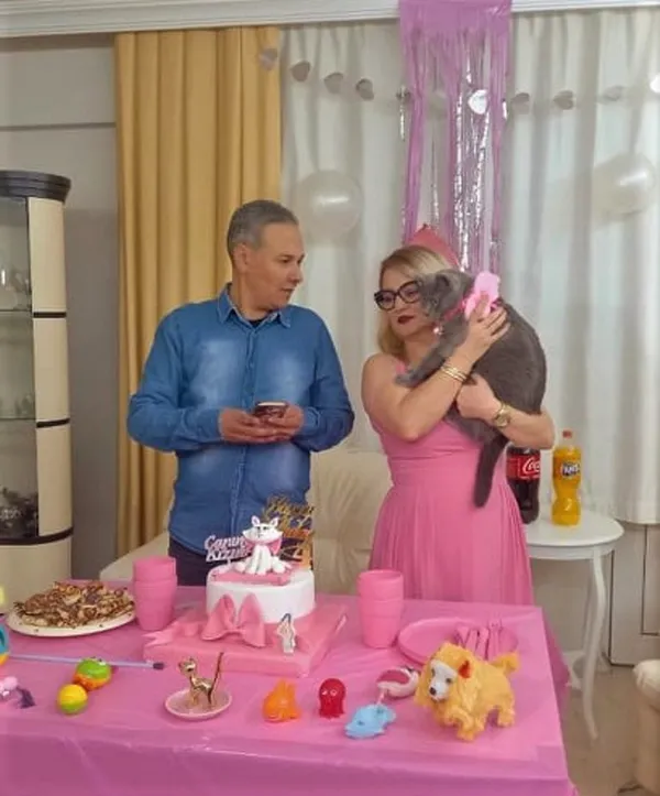gorulmemis-dogum-gunu-kedi-icin-parti-duzenlediler-1640351124521.jpg