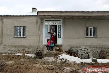 Hakkari Yüksekova’da evlerini yılanların istila etmesi üzerinde yeni ev yapılan aile rahatladı