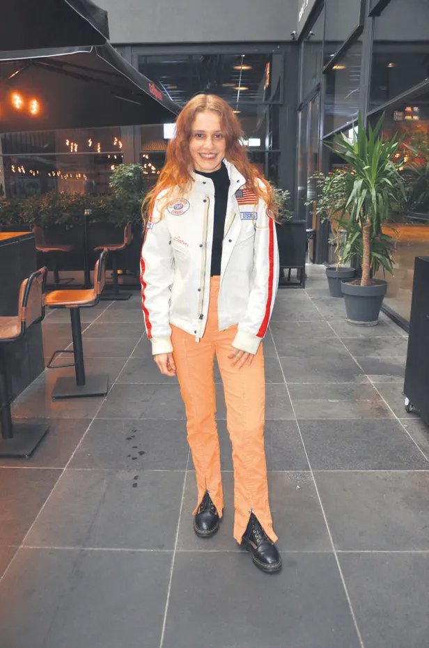 kar-istanbula-unlulerin-renkli-pozlari-sosyal-medyaya-dustu-burak-ozcivit-ve-fahriye-evcenden-damga-fotografla-1642966157718.jpg Kar İstanbul'a ünlülerin renkli pozları sosyal medyaya düştü! Burak Özçivit ve Fahriye Evcen'den damga vuran fotoğraflar-8