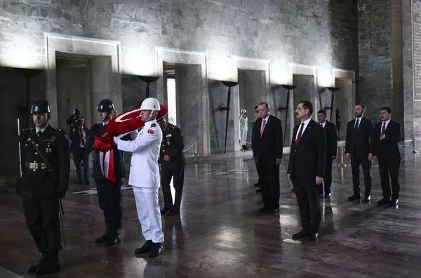 baskan-erdogan-anitkabiri-ziyaret-etti-1685803634818.jpg