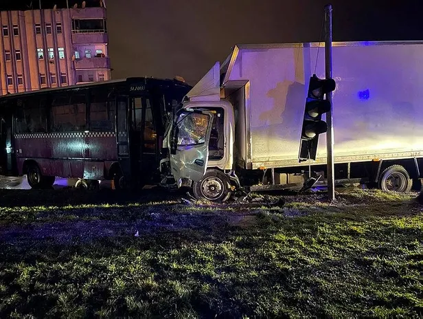 Sakarya'da 2 halk otobüsü, kamyonet ve otomobilin karıştığı kazada can pazarı yaşandı-3