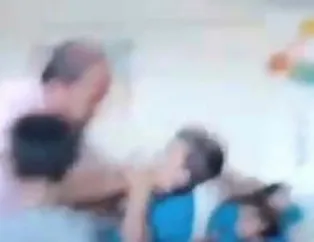 Öğretmen öğrencisinin boğazını sıktı! İnfial yarattı