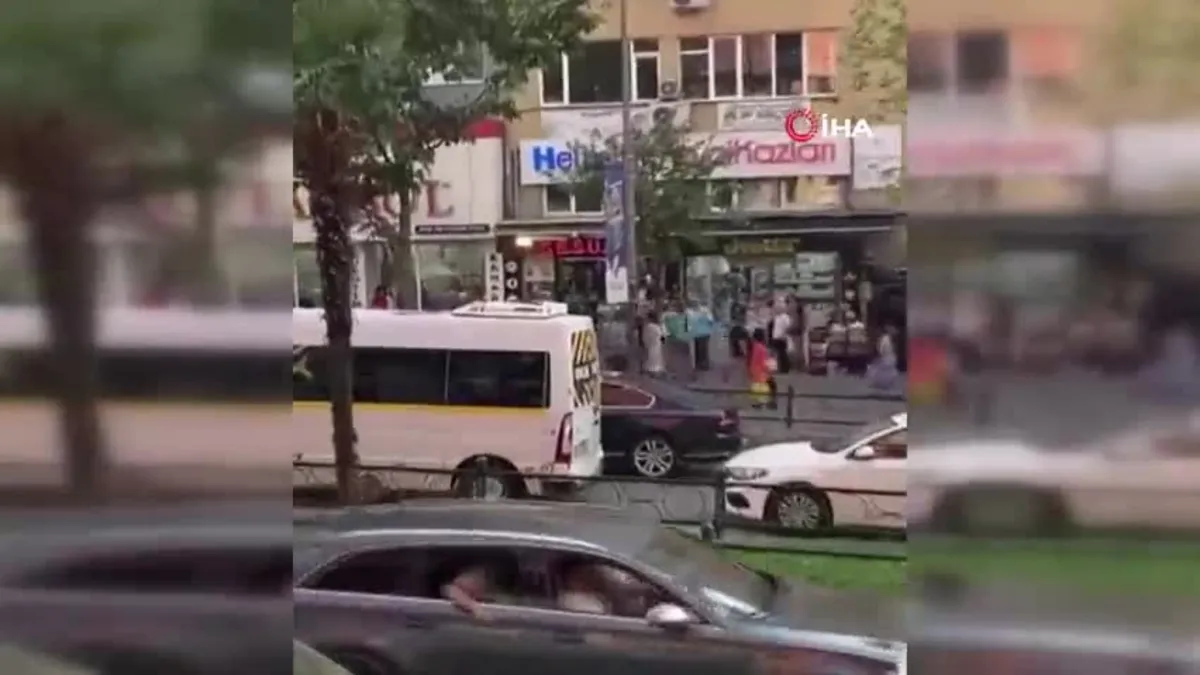 Kavgaya tutuşan kadınlar caddeyi birbirine kattı