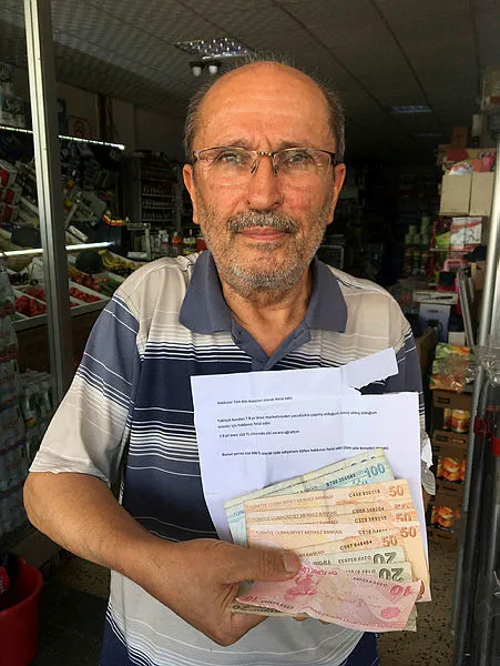 8-yil-once-150-lira-odemedigi-ayrildigi-market-sahibinden-zarfin-icine-koydugu-500-lirayla-helallik-istedi-1624369897029.jpg 8 yıl önce 150 lira ödemeden ayrıldığı marketin sahibinden zarfın içine koyduğu 500 lirayla helallik istedi-3