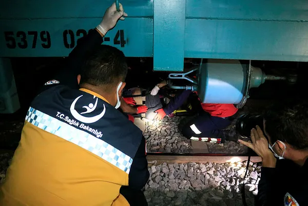 adanada-trenin-carptigi-talihsiz-adamin-sag-kolu-koptu-1606070639917.jpg Adana'da trenin çarptığı talihsiz adamın sağ kolu koptu-6