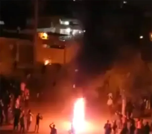 İran'da 'Kenti İkiye Ayırma' Protestosu: Ölü ve Yaralılar Var-4