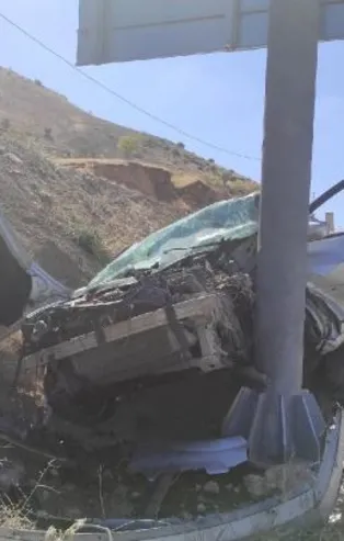 Batman'da feci kaza! Otomobil yön levhasına çarptı sürücü ağır yaralı