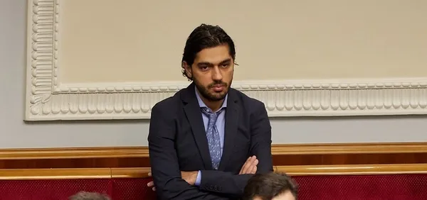 ukraynali-milletvekili-geo-leros-devlet-baskani-vladimir-zelenskiye-el-hareketi-cekti-1636052365253.jpg Ukraynalı Milletvekili Geo Leros, Devlet Başkanı Vladimir Zelenskiy'e el hareketi çekti-2