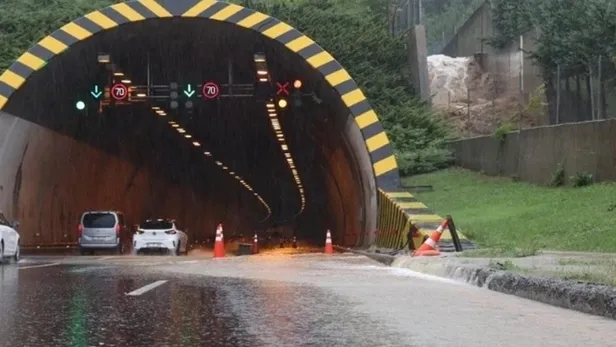 karadeniz-sele-teslim-oldu-dereler-tasti-yollar-gole-dondu-evleri-su-basti-1688947478300.jpeg Karadeniz sele teslim oldu: Dereler taştı, yollar göle döndü, evleri su bastı! Ankara-İstanbul yönü trafiğe kapalı... | Zonguldak, Bartın, Bolu son durum-36