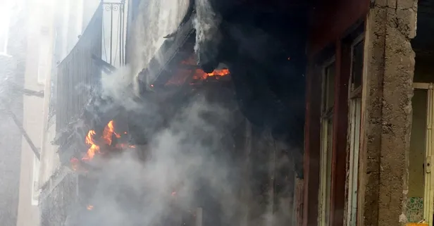 Bursa'da 100 yıllık bina kül oldu