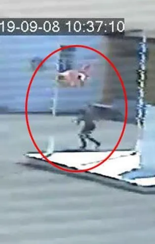 KKTC polisi, okuldaki Türk bayrağını indiren Rum’u arıyor! Rauf Denktaş'a ait fotoğrafı da alarak kayıplara karıştı