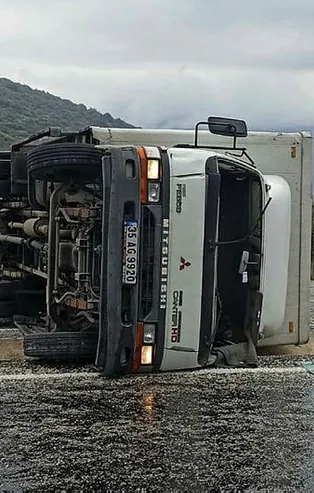 Muğla'da feci kaza! Kontrolden çıkan kamyon yola devrildi