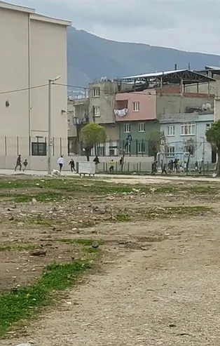 SON DAKİKA! Mahalleli gördü hemen polisi aradı! Çil yavrusu gibi dağıldılar