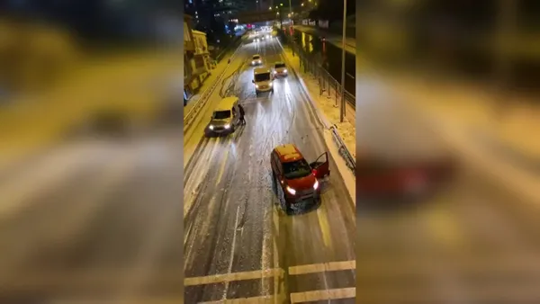 istanbulda-gece-kar-yagisi-etkili-oldu-kimisi-kayak-takimini-aldi-kimisi-drift-yapti-1643002553546.jpg İstanbul'da gece kar yağışı etkili oldu! Kimisi kayak takımını aldı kimisi drift yaptı-4