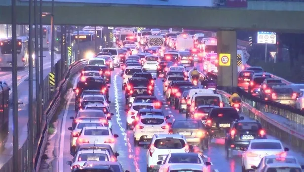 İstanbul'da yağmur yağdı trafik kilitlendi!-2