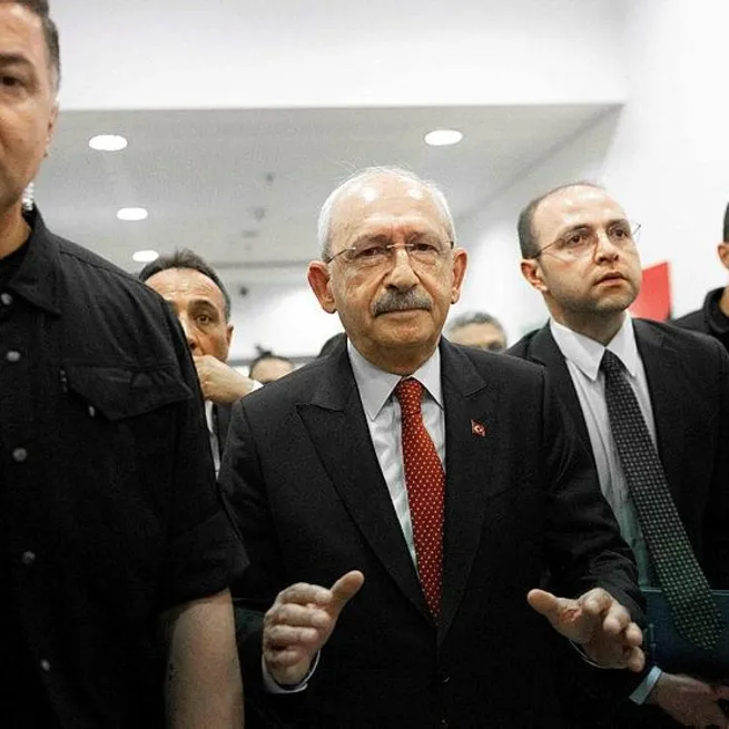 8li koalisyonun adayı Kılıçdaroğlunun 28 Mayıs hezimetinin ardından CHP Genel Merkezindeki Ben Kemal, geliyorum afişi indirildi