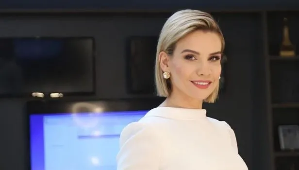 Esra Erol'un biricik babası sahneye çıktı! Maalie en önden izledi
