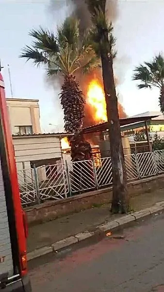 izmirde-kozmetik-deposunda-patlama-olu-ve-yaralilar-var-1705477511594.jpeg İzmir'de kozmetik deposunda patlama: Ölü ve yaralılar var-3