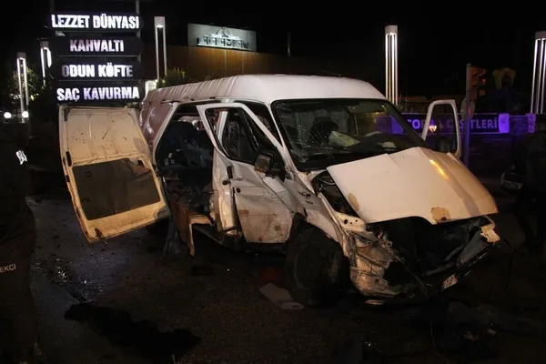 manisa-kulada-otomobil-ile-hafif-ticari-arac-carpisti-motor-yola-savruldu-1646797197723.jpg Manisa Kula'da otomobil ile hafif ticari araç çarpıştı! Motor yola savruldu-7
