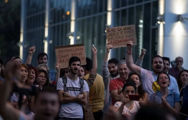 Kılıçdaroğlu'na tepkiler artıyor! CHP önünde istifa sloganları-1