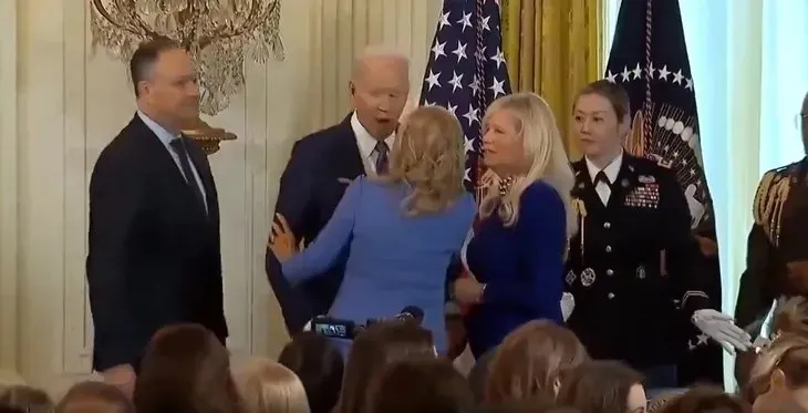 yaptigi-gaflarla-gundemden-dusmeyen-abd-baskani-joe-bidendan-yeni-bomba-bu-sefer-de-esini-karistirdi-1721404042588.jpeg Yaptığı gaflarla gündemden düşmeyen ABD Başkanı Joe Biden'dan yeni bomba: Bu sefer de eşini karıştırdı-3