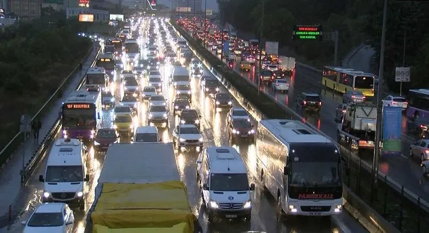 son-dakika-yola-cikacaklar-dikkat-istanbulda-yagmur-sonrasi-trafik-kilitlendi-1602602679709.jpeg Son dakika: Yola çıkacaklar dikkat! İstanbul'da yağmur sonrası trafik kilitlendi-4