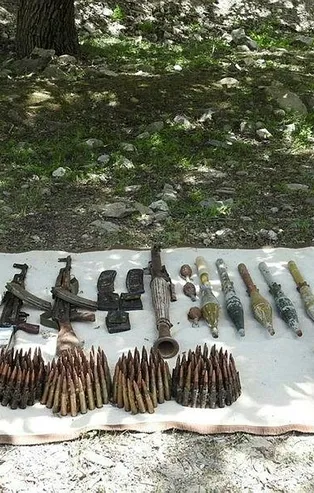 Son dakika: Hakkari'de PKK'lı teröristlere ait silah ve mühimmat ele geçirildi