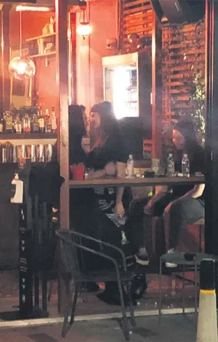 Defne Samyeli’nin kızı Derin Talu sevgilisi ile sarmaş dolaş! Kameraları görünce kaçtı...