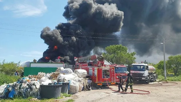 Son dakika: Çanakkale'de tehlikesiz atık alım merkezinde yangın! Gökyüzünü siyah dumanlar kapladı-1