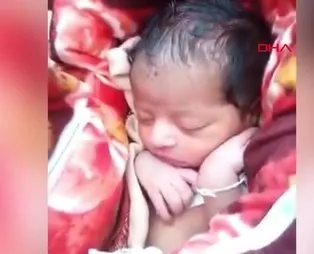 Hindistan'da kan donduran görüntü! Kız bebeği canlı canlı gömmek isteyen dedeye suçüstü