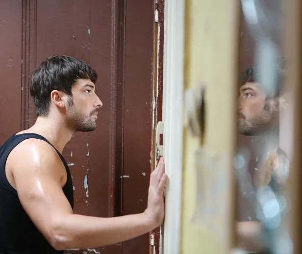 trtin-yeni-dizisi-yurek-cikmazi-hikayesiyle-ziril-ziril-aglatti-atike-hinclierin-kaleminden-cikti-cennetin-yas-1667316886813.jpg Cennet'in yaşadıkları az buz değil! TRT'in yeni dizisi Yürek Çıkmazı hikayesiyle zırıl zırıl ağlattı! Meğer...-4