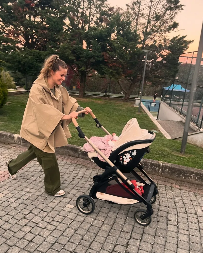 burcu-biricikten-bebekte-bayram-aciklamasi-tarzi-dikkat-cekti-1774421301600.jpg Burcu Biricik'ten samimi bayram itirafı: Bebek sokaklarında tarzını konuşturdu!-6