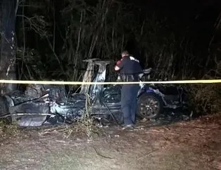 Tesla aracı ağaca çarptı! 2 kişi yanarak can verdi