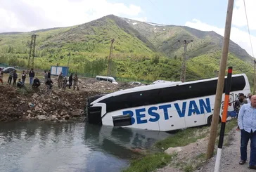 Yolcu otobüsü dereye uçtu