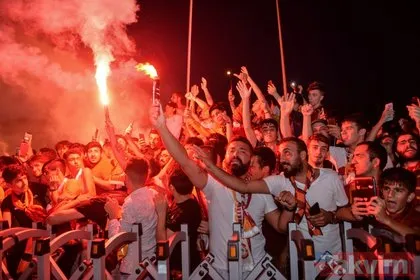 Dünya Galatasaray’ın Falcao transferini konuşuyor! Çılgın bir ambiyans...