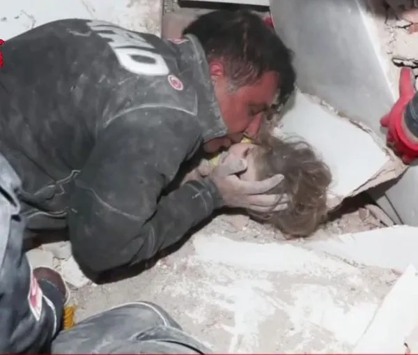 izmirde-91-saat-sonra-kurtarilan-ayda-bebegin-ilk-sozu-anne-oldu-1604396307454.jpg