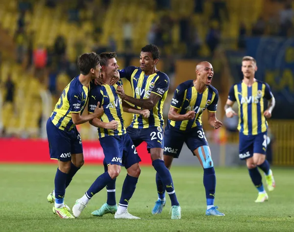 fenerbahce-antalyasporu-2-0la-gecti-son-dakikalar-nefes-kesti-1629666777401.jpg