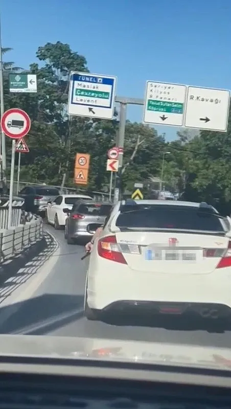 sariyerde-trafikte-silah-gosteren-supheli-yakalandi-oyuncak-cikti-1780906803406.jpeg Sarıyer'de trafikte araçtan silah gösteren şüpheli yakalandı; silah oyuncak çıktı (Haberin fotoğrafları DHA'dan alınmıştır)