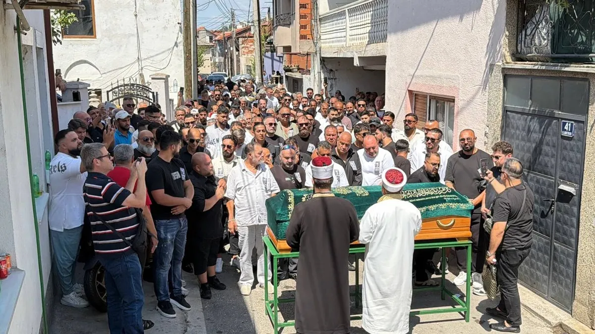 cansevere-veda-memleketi-kuzey-makedonyada-son-yolculuguna-ugurlandi-1786559450923.jpeg Cansever'e veda! Memleketi Kuzey Makedonya'da son yolculuğuna uğurlandı-1