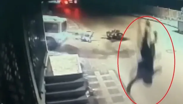İstanbul Ümraniye'de korkunç kaza! Motosikletteki yolcunun metrelerce havaya fırladığı anlar kamerada |Video