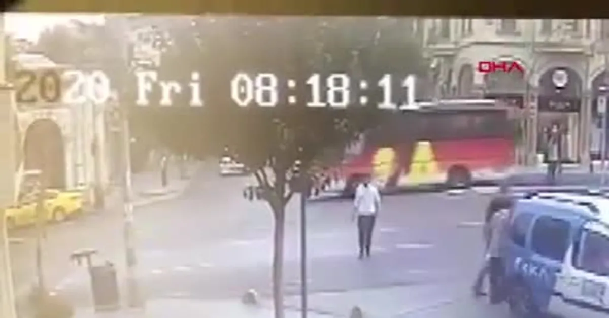 Laleli'de tramvay ile otobüs çarpıştı: O anlar kamerada