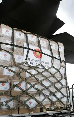 Türkiye koronavirüsle mücadelede dünyaya umut oldu! Onlarca ülkeye yardım
